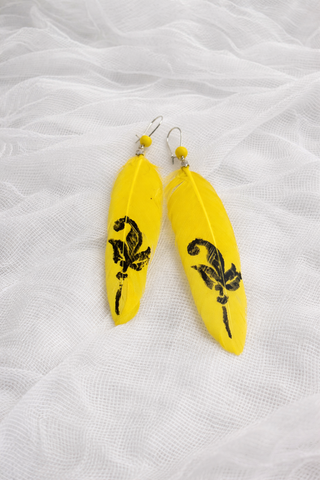 Cercei handmade cu pene naturale pictate manual 01983 - bijuterii - cercei - cercei lungi - Artynos.ro