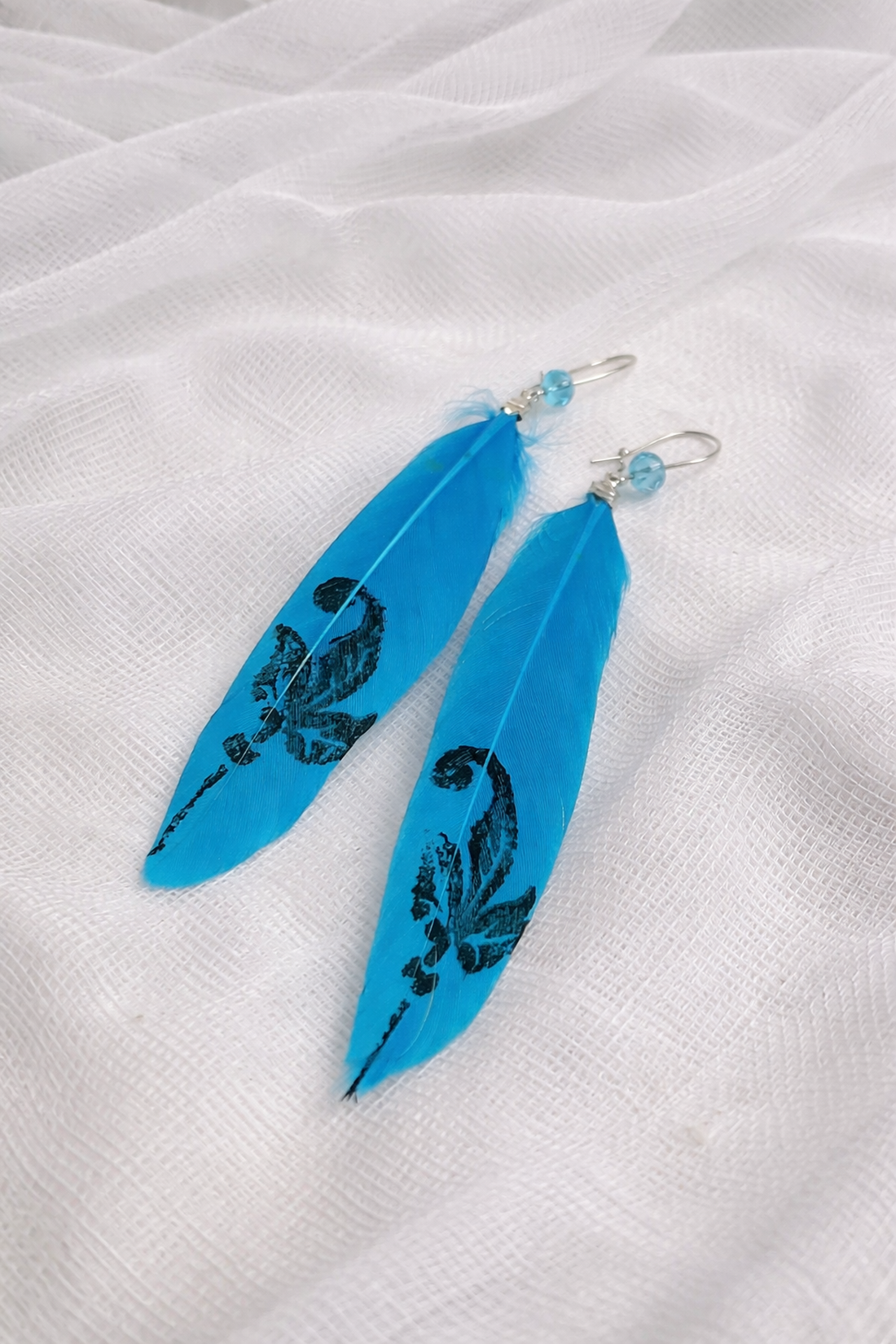 Cercei handmade cu pene naturale pictate manual 01983 - bijuterii - cercei - cercei lungi - Artynos.ro