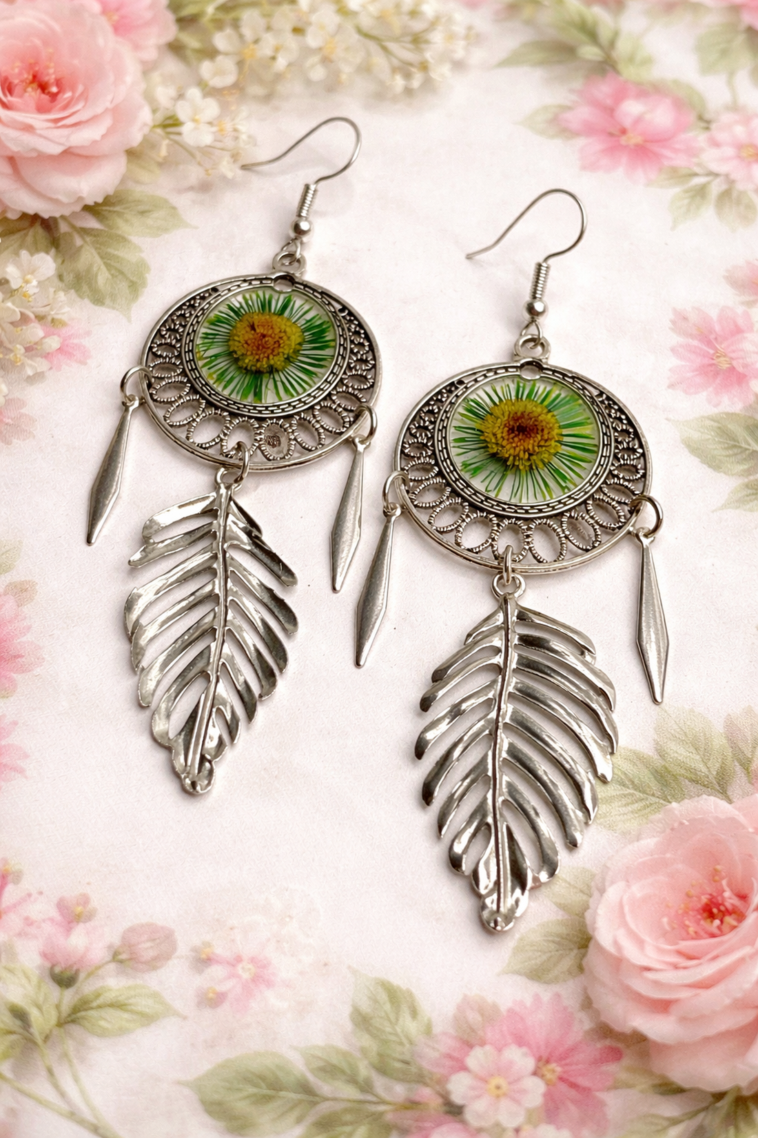 Cercei cu flori naturale de câmp și rășină 01996 - bijuterii - cercei - cercei din rășină - Artynos.ro