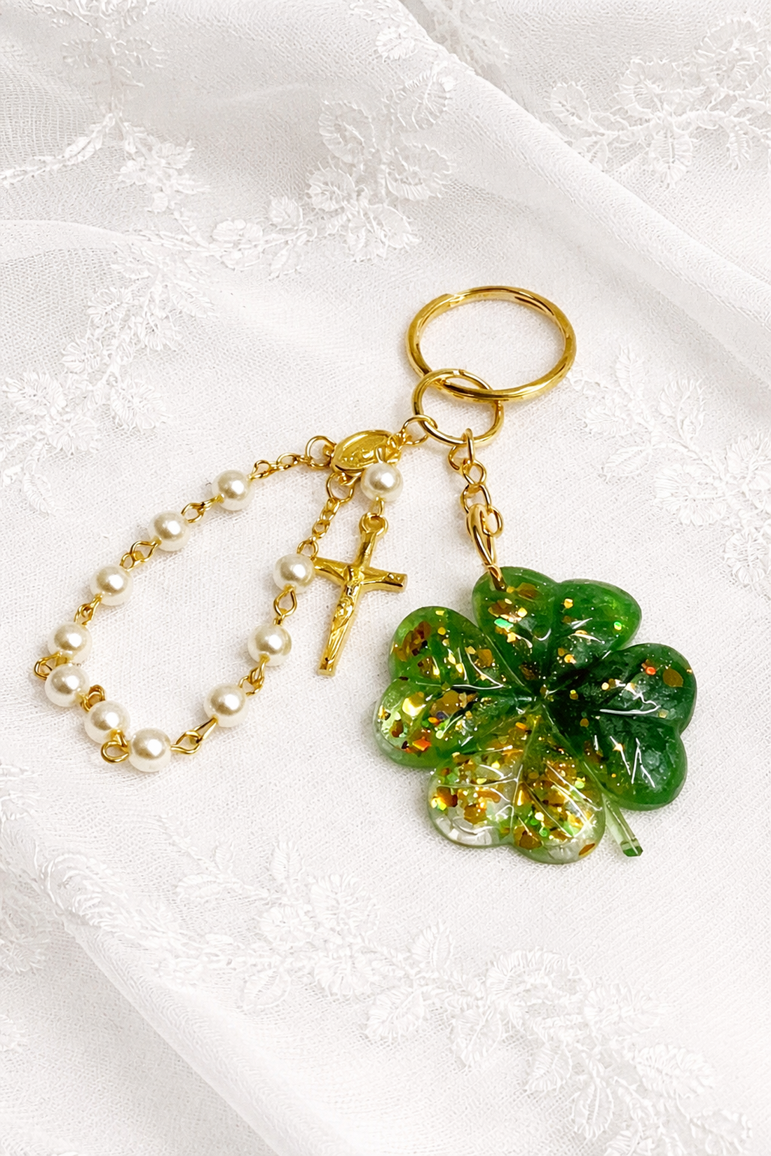 Breloc cu rozariu si trifoi cu patru foi din rasina 01999 - genți și portofele - accesorii genți - breloc - Artynos.ro