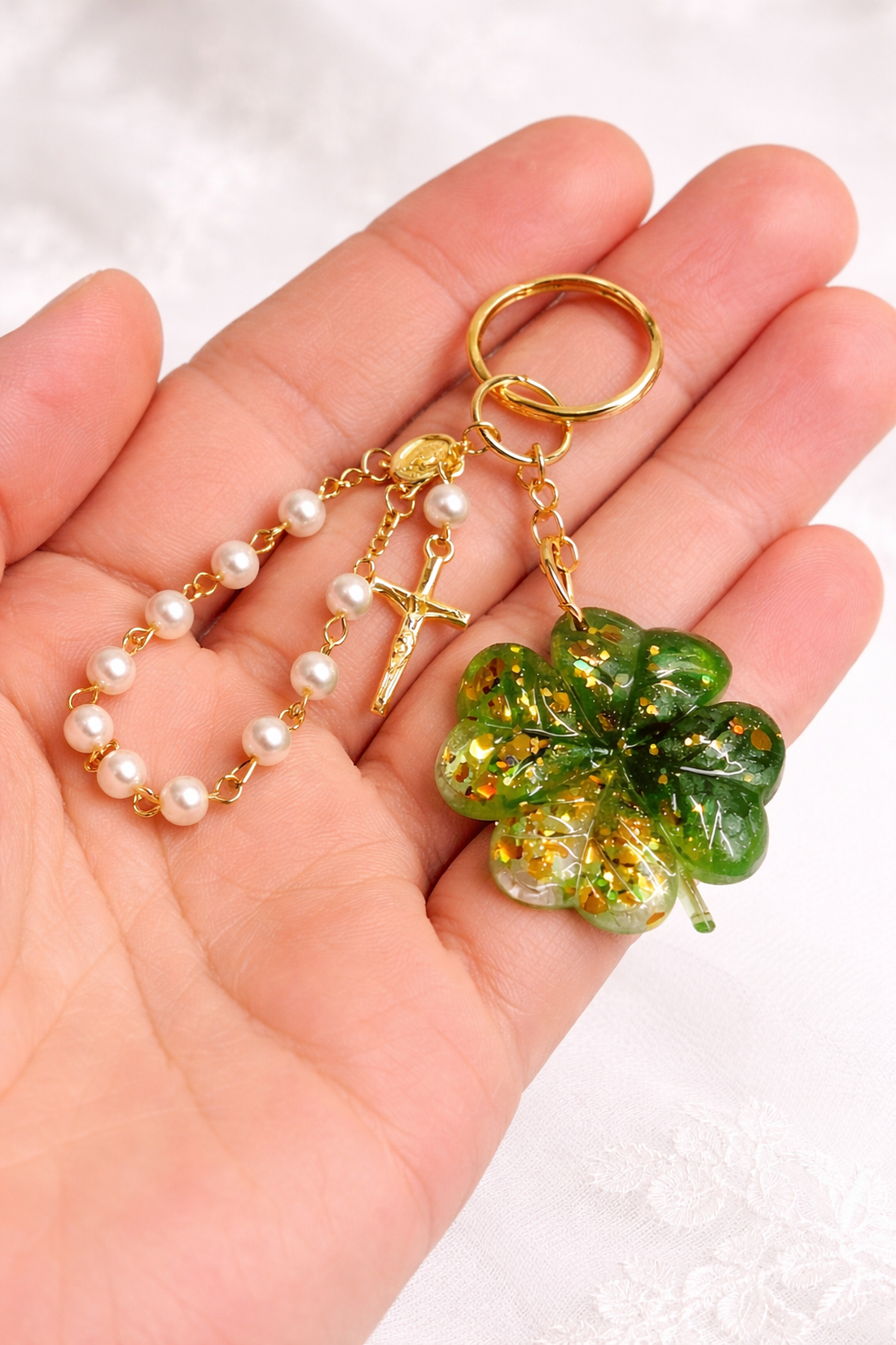 Breloc cu rozariu si trifoi cu patru foi din rasina 01999 - genți și portofele - accesorii genți - breloc - Artynos.ro