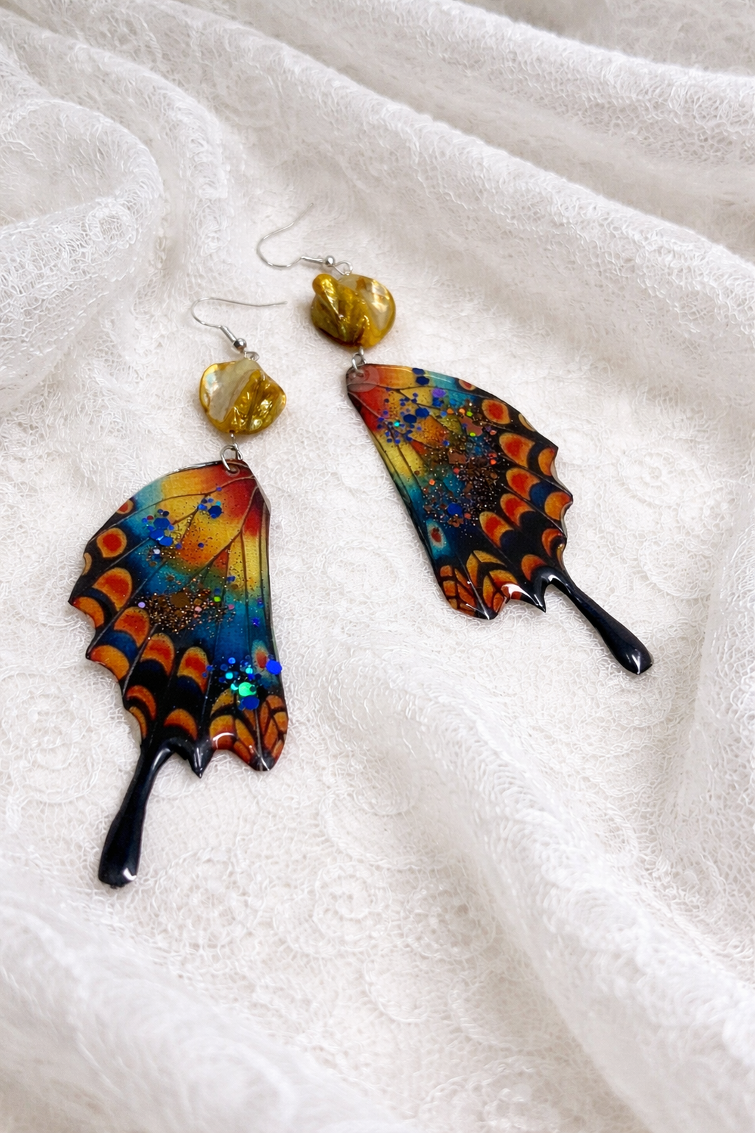 Cercei unicat aripi de fluture si sidef 02012 - bijuterii - cercei - cercei din rășină - Artynos.ro