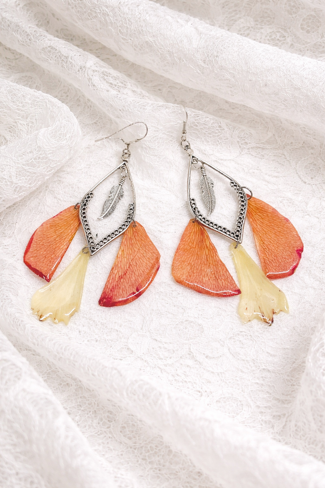 cercei cu flori naturale Trandafiri -Bujori 02013 - bijuterii - cercei - cercei din rășină - Artynos.ro