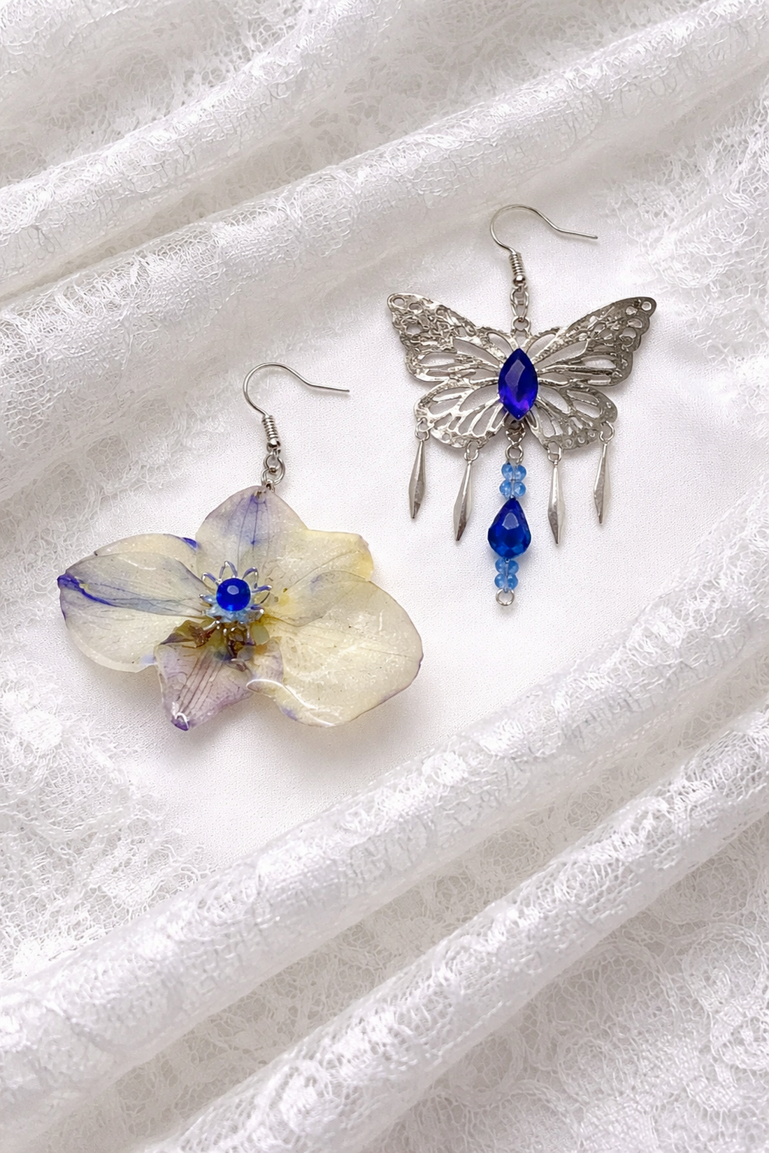 Cercei asimetrici cu orhidee si flurute 02020 - bijuterii - cercei - cercei din rășină - Artynos.ro