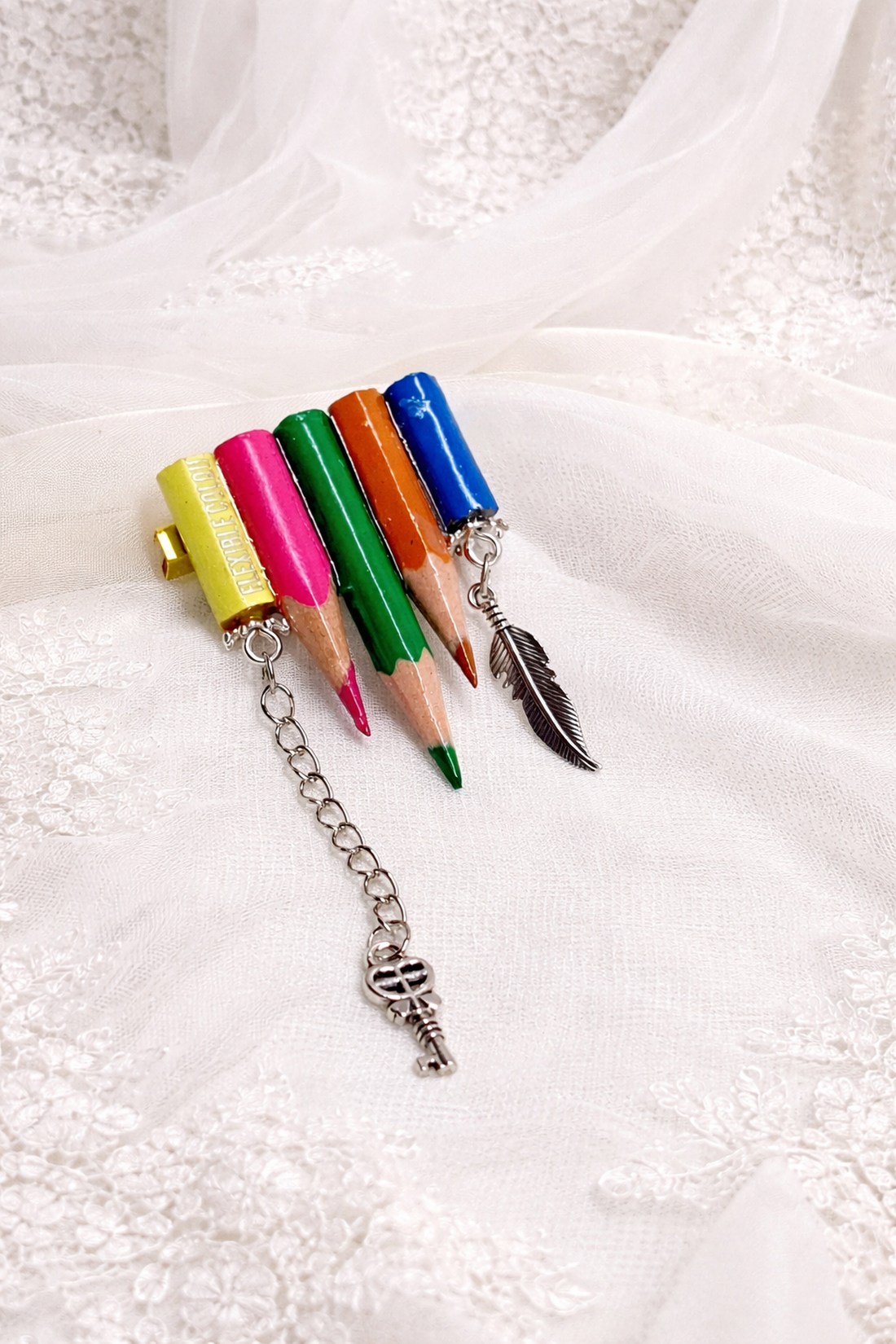 Broșă creioane colorate 02036 - bijuterii - broșe - Artynos.ro