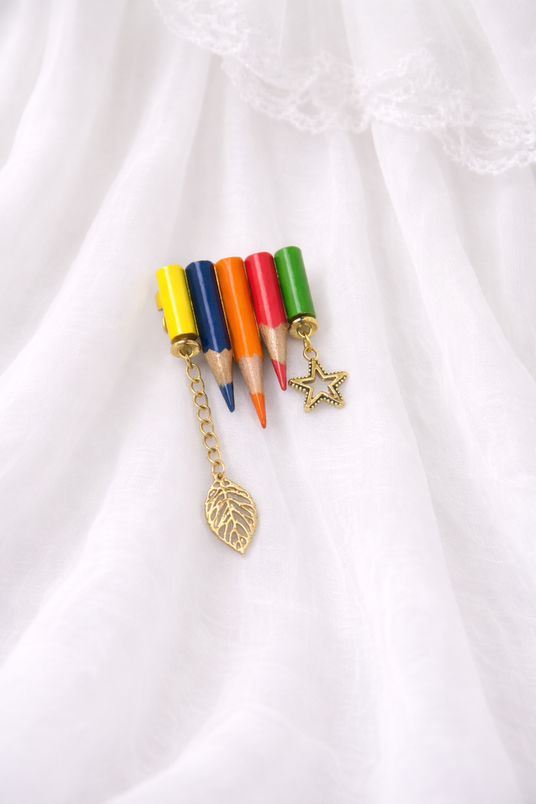 Broșă creioane colorate - bijuterii - broșe - Artynos.ro