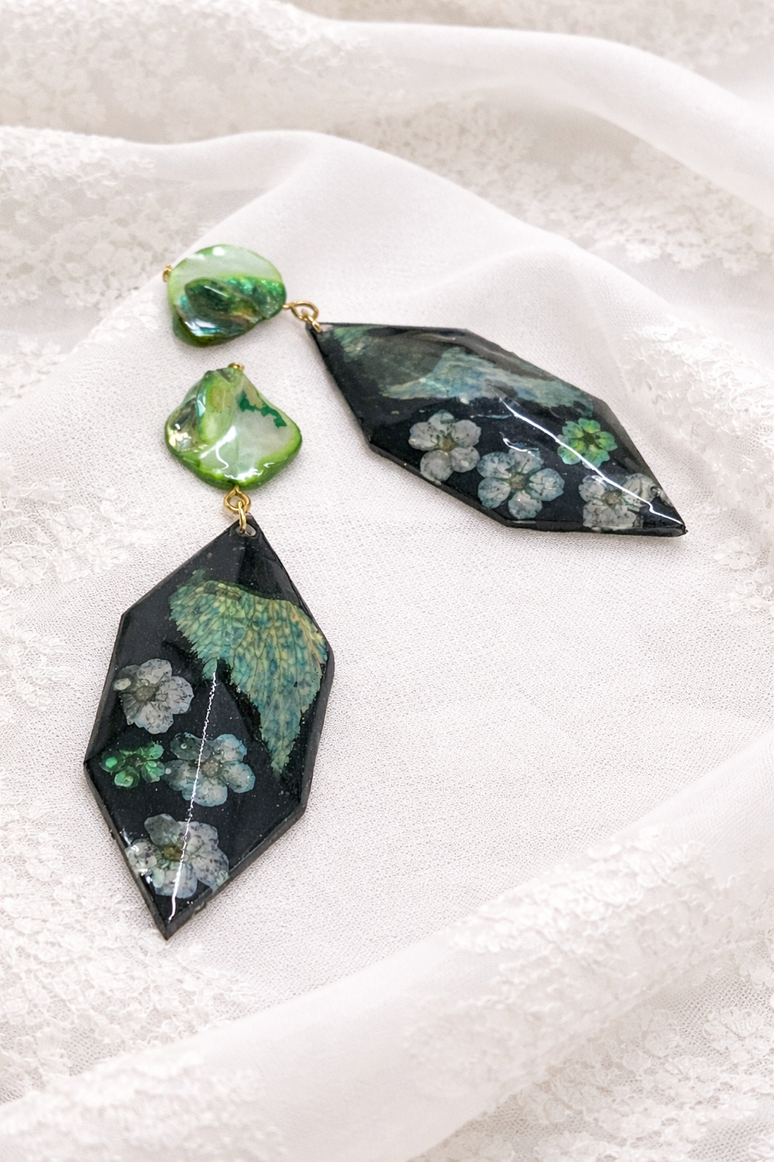 Cercei din rasina si flori naturale 02040 - bijuterii - cercei - cercei din rășină - Artynos.ro