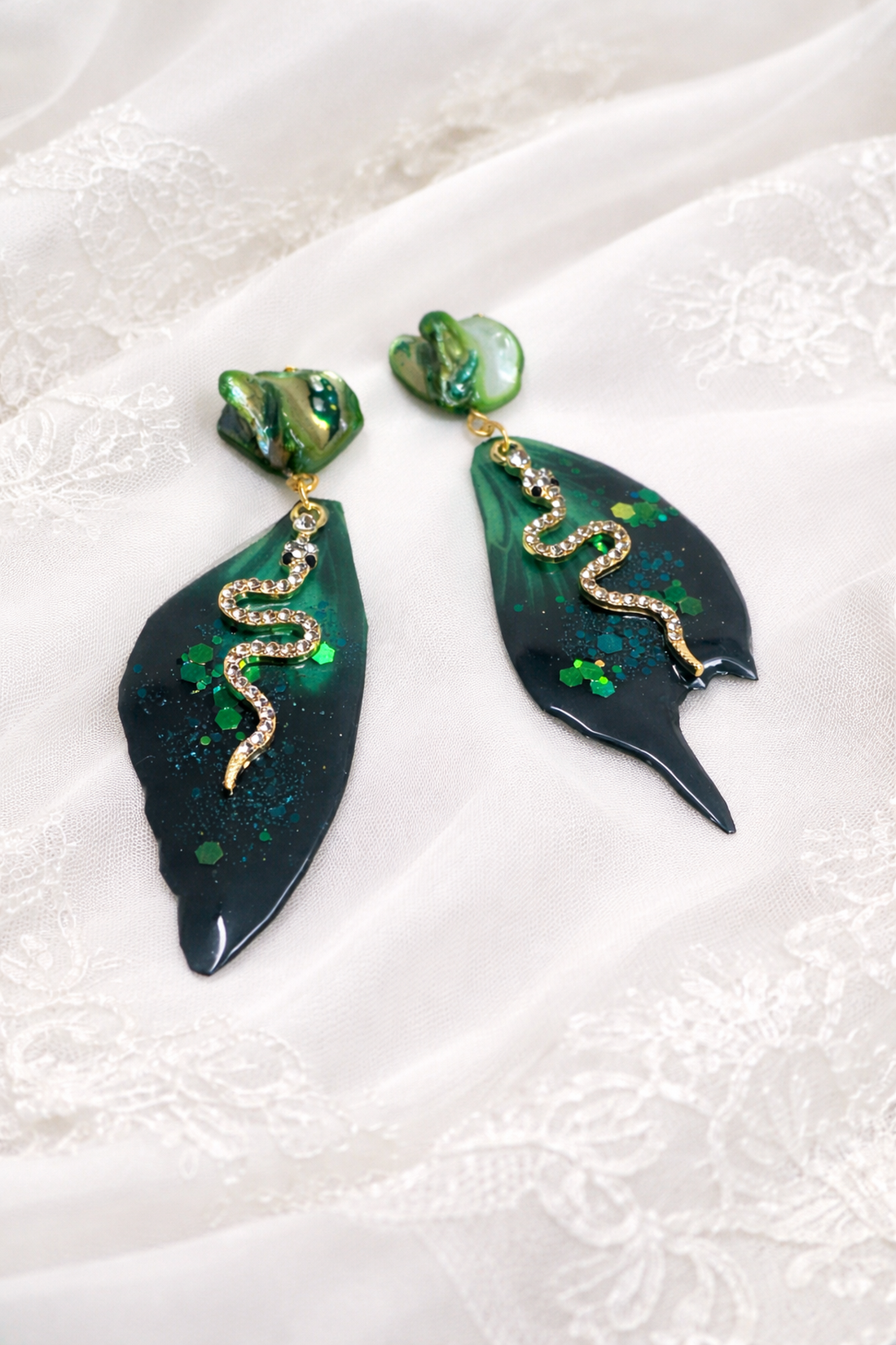 Cercei aripi de fluture si sidef 20241 - bijuterii - cercei - cercei din rășină - Artynos.ro