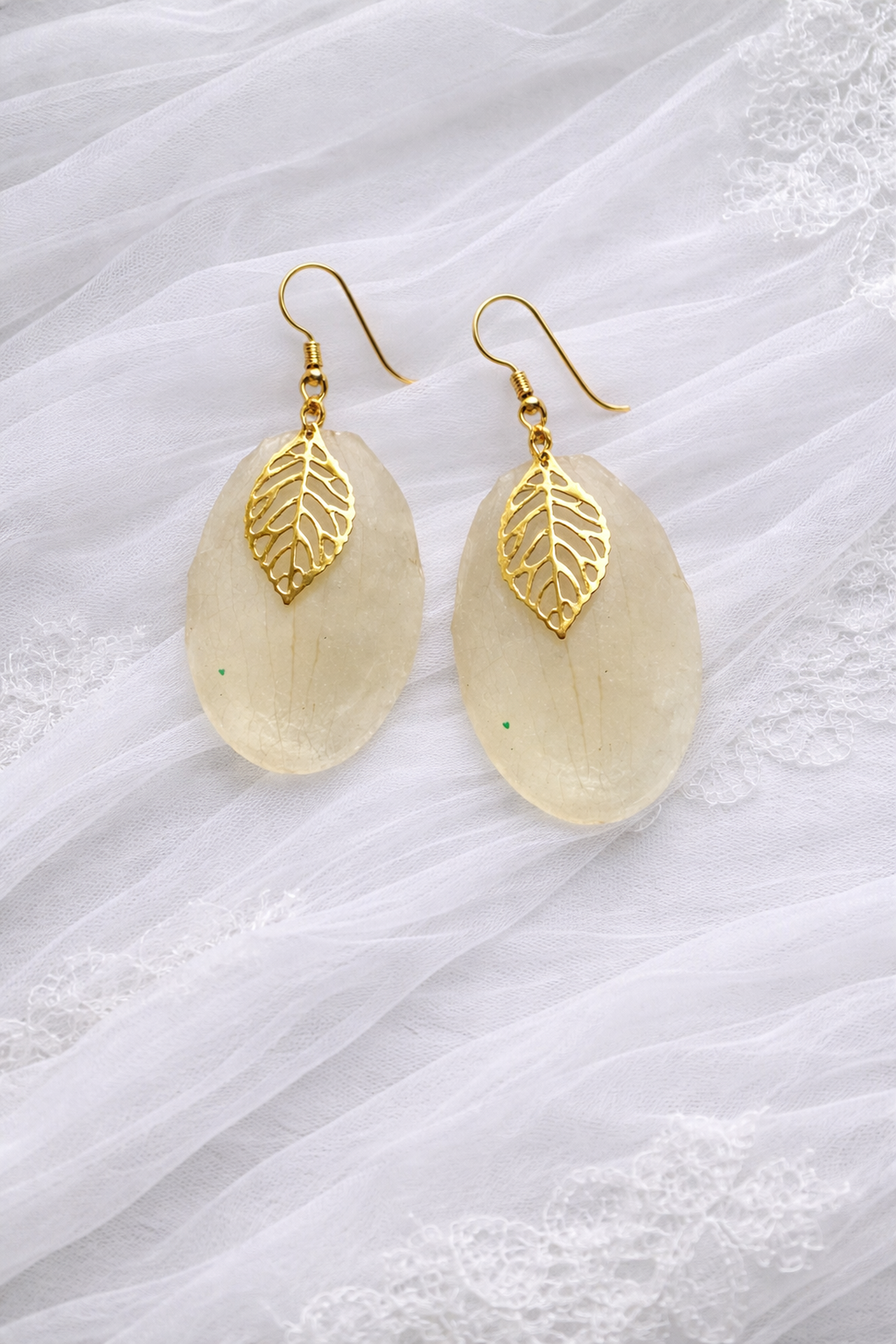 Cercei cu petale de Orhidee 02049 - bijuterii - cercei - cercei din rășină - Artynos.ro