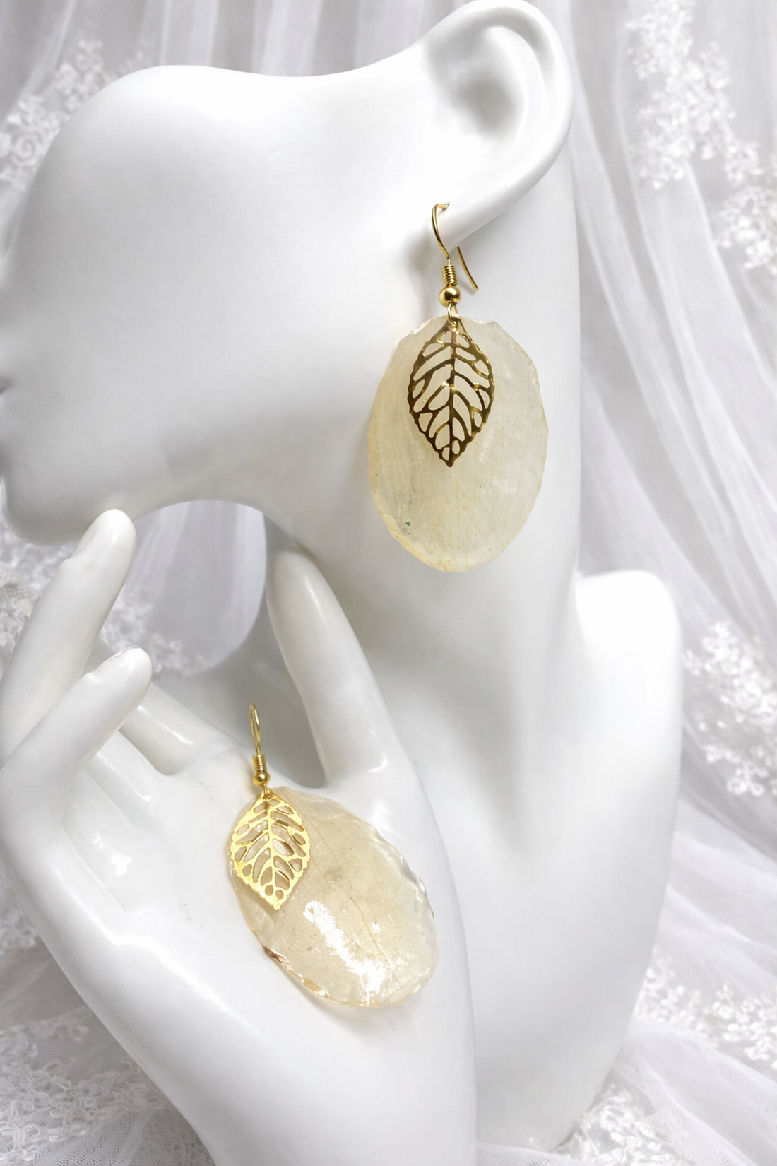 Cercei cu petale de Orhidee 02049 - bijuterii - cercei - cercei din rășină - Artynos.ro