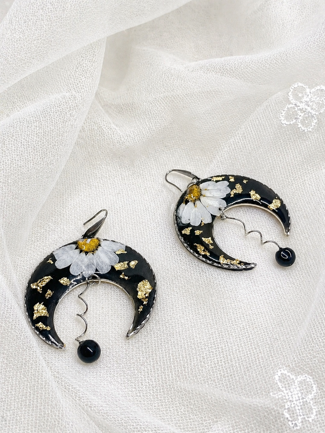 Cercei statement cu Margarete 02059 - bijuterii - cercei - cercei din rășină - Artynos.ro