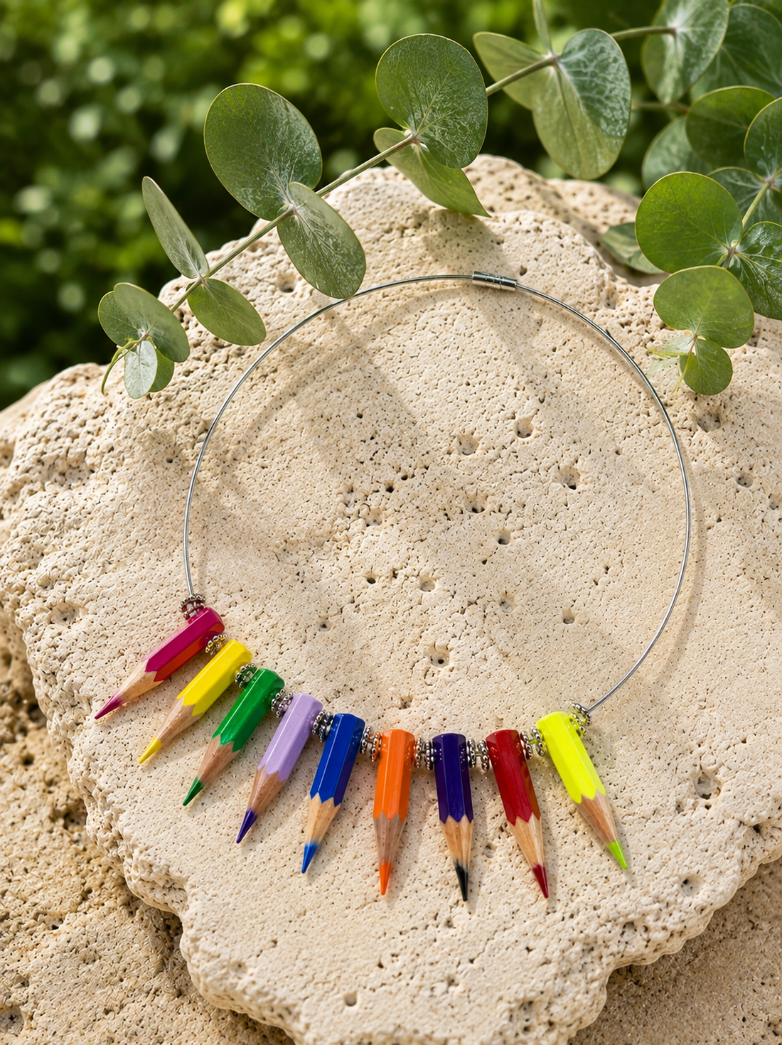 Colier creioane colorate cu accesorii argintii 00482 - bijuterii - coliere - coliere cu pandative - Artynos.ro