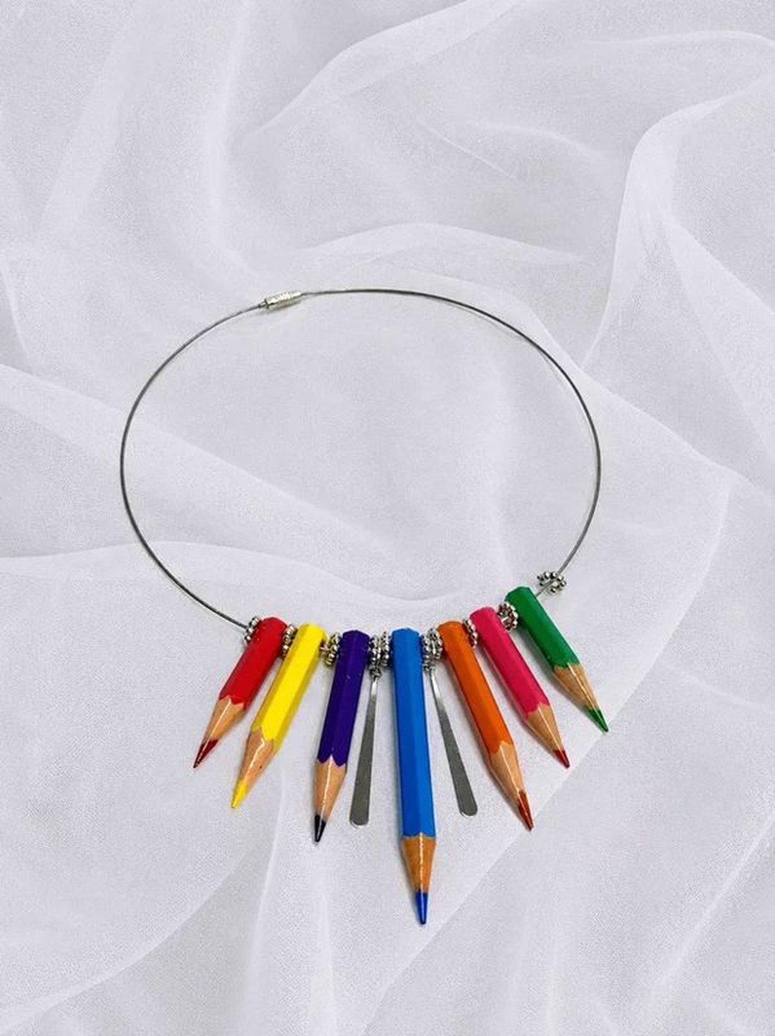 Colier creioane colorate - accesorii argintii 01296 - bijuterii - coliere - chockere - Artynos.ro