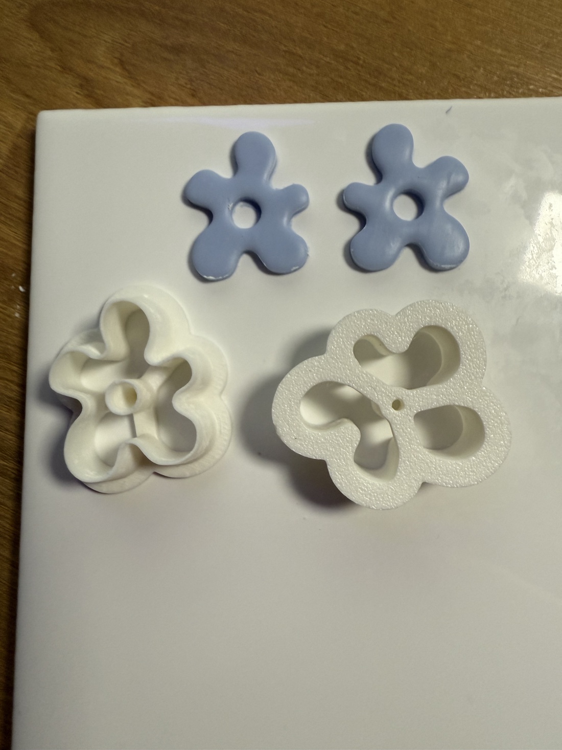 Set 2 Cutter Decupator Forma lut polimeric floare coral - bijuterii - cercei - cercei și ornamente pentru urechi - Artynos.ro Set 2 Cutter Decupator Forma lut polimeric floare coral - bijuterii - cercei - cercei și ornamente pentru urechi - Artynos.ro