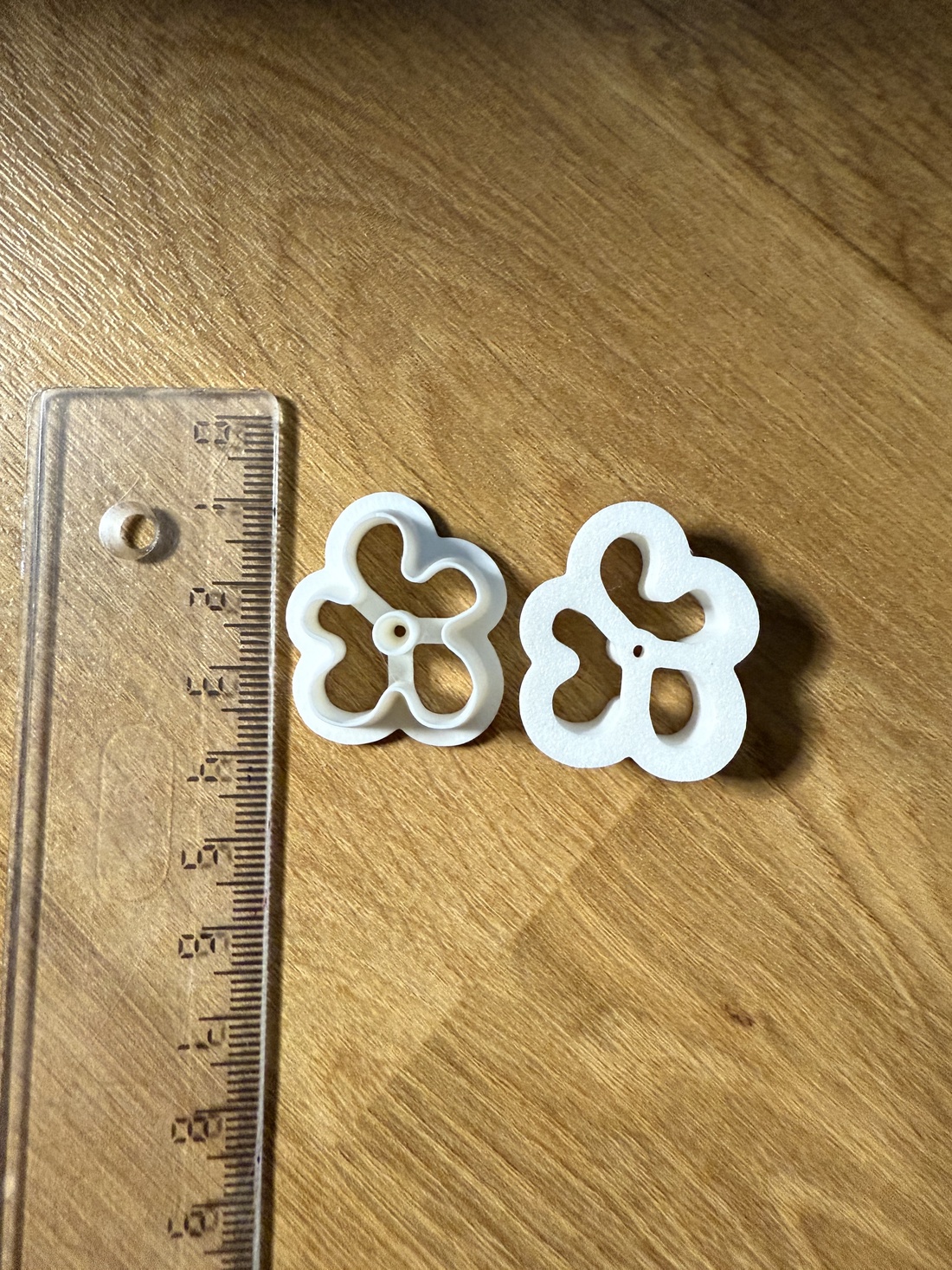Set 2 Cutter Decupator Forma lut polimeric floare coral - bijuterii - cercei - cercei și ornamente pentru urechi - Artynos.ro Set 2 Cutter Decupator Forma lut polimeric floare coral - bijuterii - cercei - cercei și ornamente pentru urechi - Artynos.ro