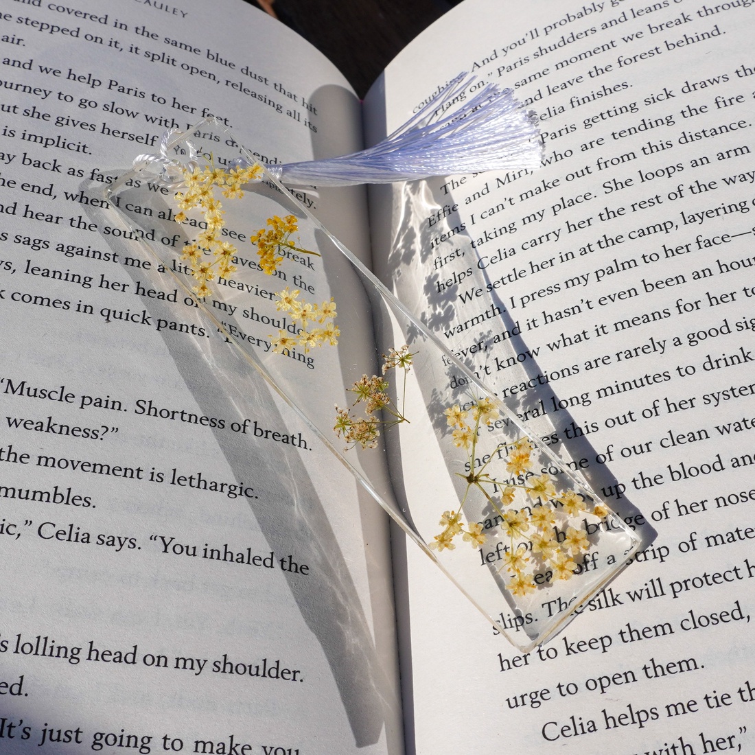 Semn de carte Handmade Rasina Flori Uscate Bookmark - O - cărți și creații cu tematică muzicală, cadouri - semn de carte - Artynos.ro Semn de carte Handmade Rasina Flori Uscate Bookmark - O - cărți și creații cu tematică muzicală, cadouri - semn de carte - Artynos.ro