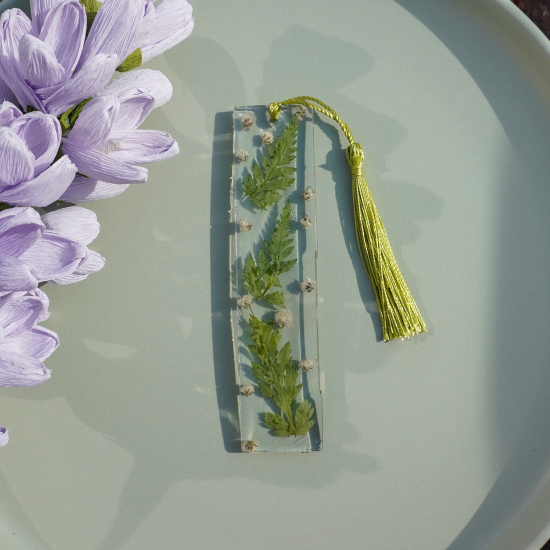 Semn de carte Handmade Rasina Flori Uscate Bookmark - Q - cărți și creații cu tematică muzicală, cadouri - semn de carte - Artynos.ro Semn de carte Handmade Rasina Flori Uscate Bookmark - Q - cărți și creații cu tematică muzicală, cadouri - semn de carte - Artynos.ro