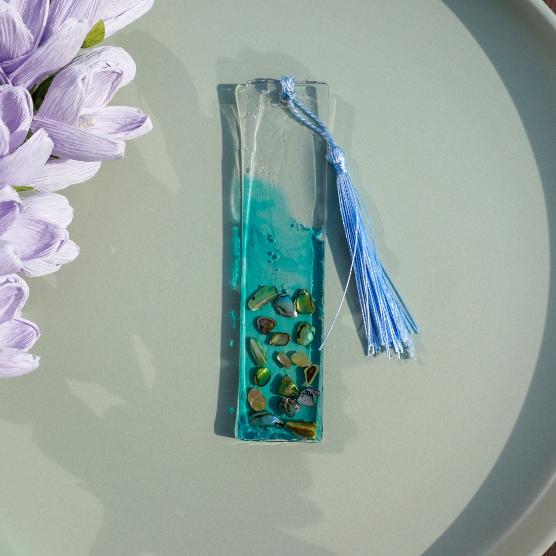 Semn de carte Handmade Rasina Flori Uscate Bookmark - R - cărți și creații cu tematică muzicală, cadouri - semn de carte - Artynos.ro Semn de carte Handmade Rasina Flori Uscate Bookmark - R - cărți și creații cu tematică muzicală, cadouri - semn de carte - Artynos.ro