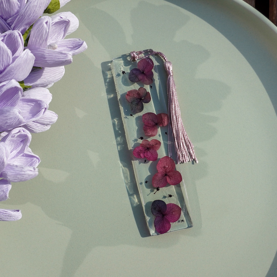 Semn de carte Handmade Rasina Flori Uscate Bookmark - T - cărți și creații cu tematică muzicală, cadouri - semn de carte - Artynos.ro Semn de carte Handmade Rasina Flori Uscate Bookmark - T - cărți și creații cu tematică muzicală, cadouri - semn de carte - Artynos.ro