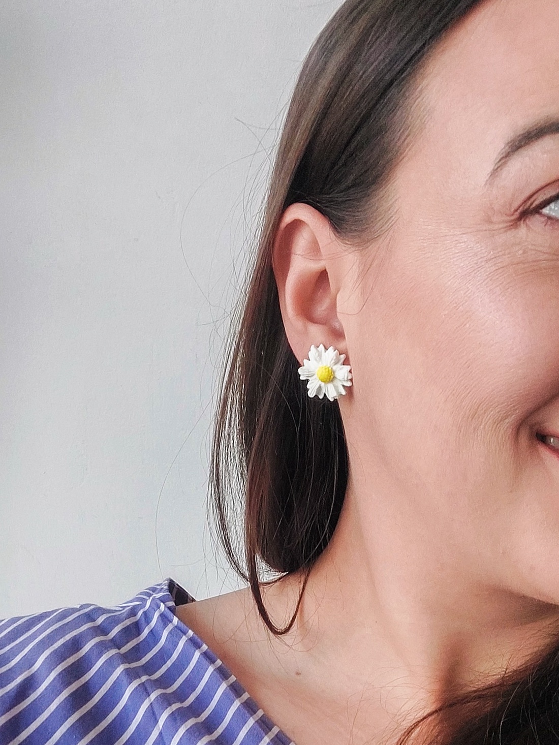 Cercei Albi Handmade - Model Margareta - Tip Stud - bijuterii - cercei - cercei cu figurine - Artynos.ro