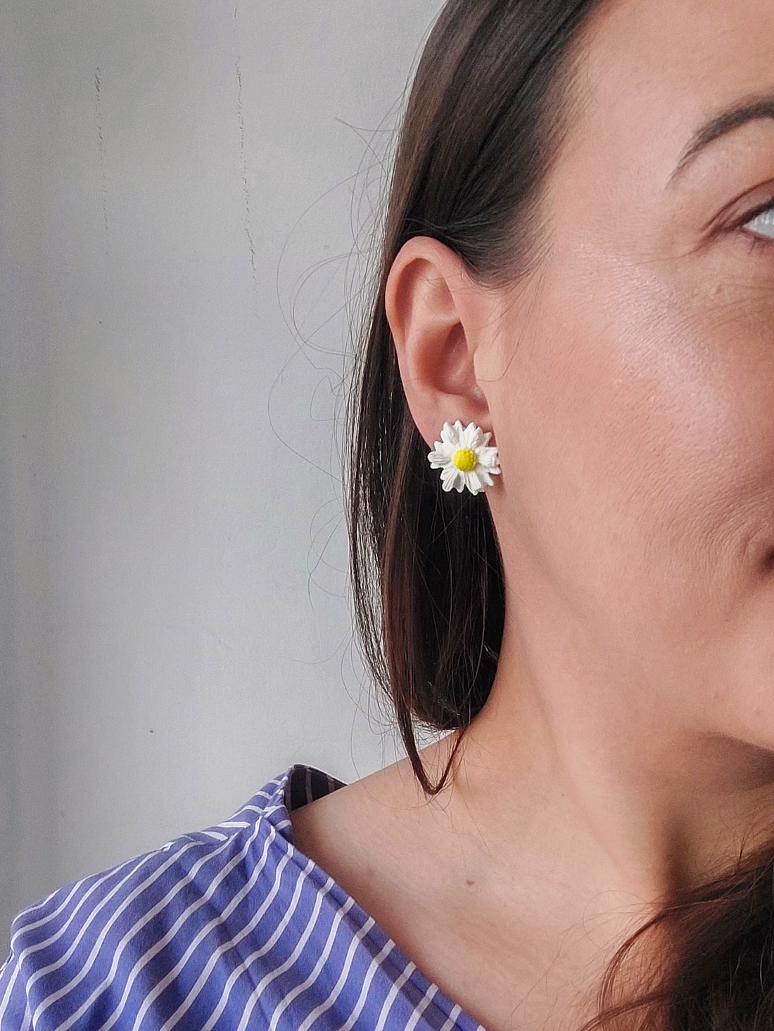 Cercei Albi Handmade - Model Margareta - Tip Stud - bijuterii - cercei - cercei cu figurine - Artynos.ro