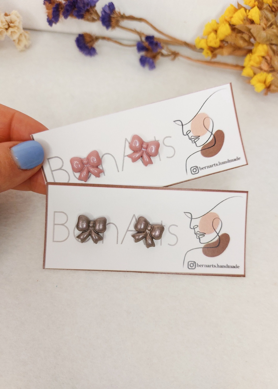 Cercei Mici Stud - Inimioare, Fundite, Roz, Gri, Crem - bijuterii - cercei - cercei din rășină - Artynos.ro