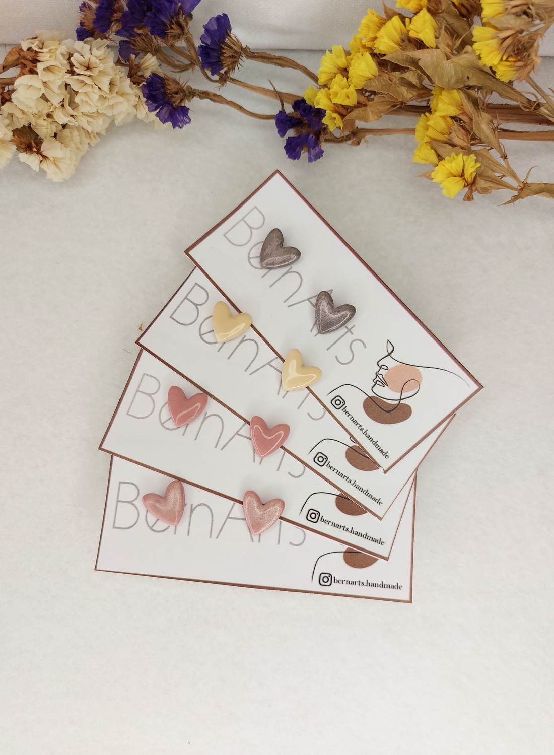 Cercei Mici Stud - Inimioare, Fundite, Roz, Gri, Crem - bijuterii - cercei - cercei din rășină - Artynos.ro