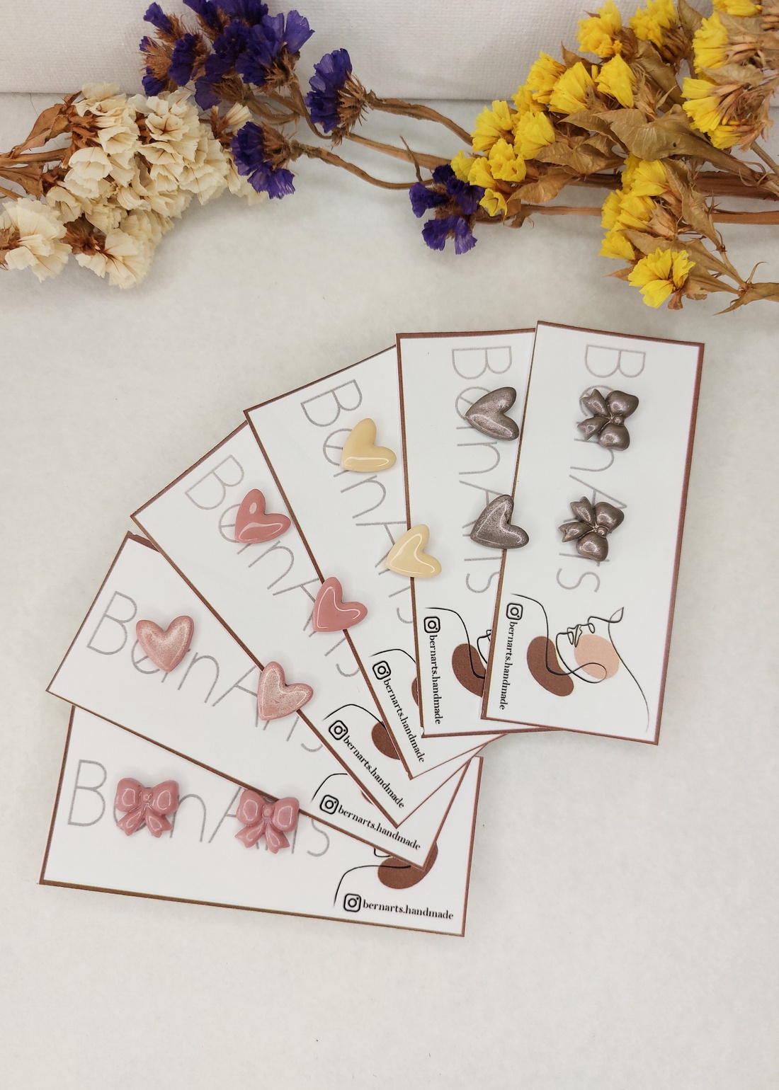 Cercei Mici Stud - Inimioare, Fundite, Roz, Gri, Crem - bijuterii - cercei - cercei din rășină - Artynos.ro