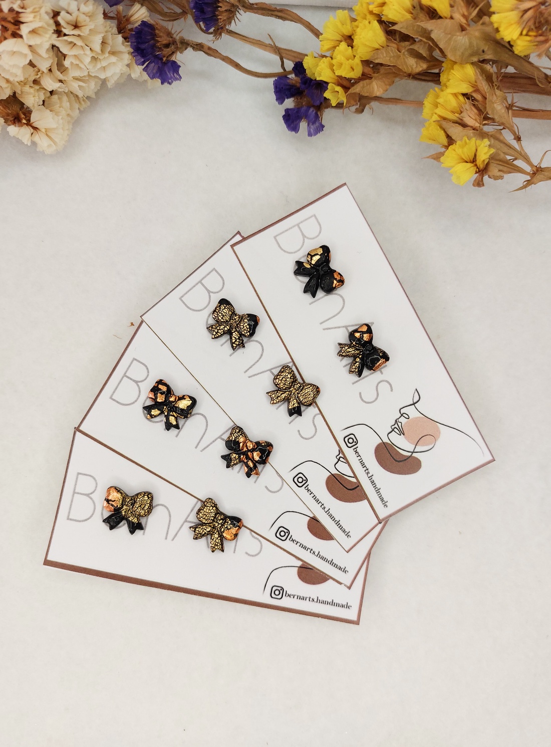 Cercei Mici Stud - Inimioare, Fundite - Negru - bijuterii - cercei - cercei din rășină - Artynos.ro