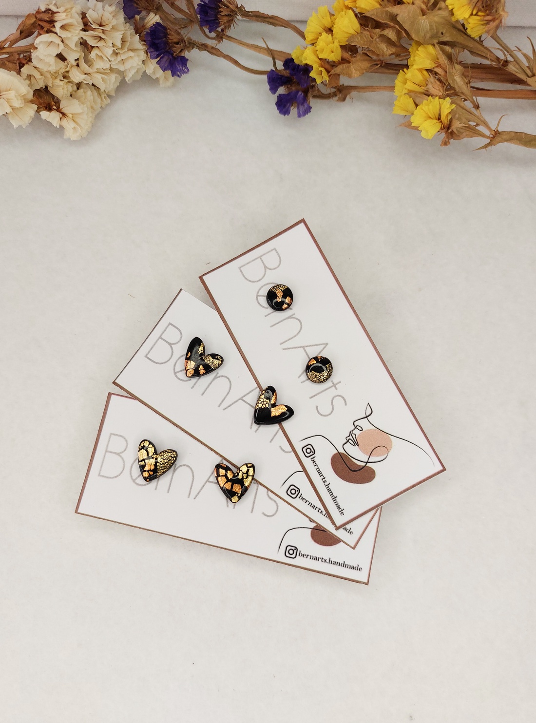 Cercei Mici Stud - Inimioare, Fundite - Negru - bijuterii - cercei - cercei din rășină - Artynos.ro