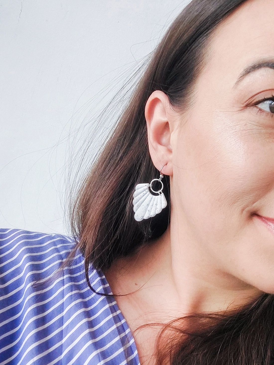 Cercei Albi cu accente Negre - Design Minimalist - bijuterii - cercei - cercei lungi - Artynos.ro