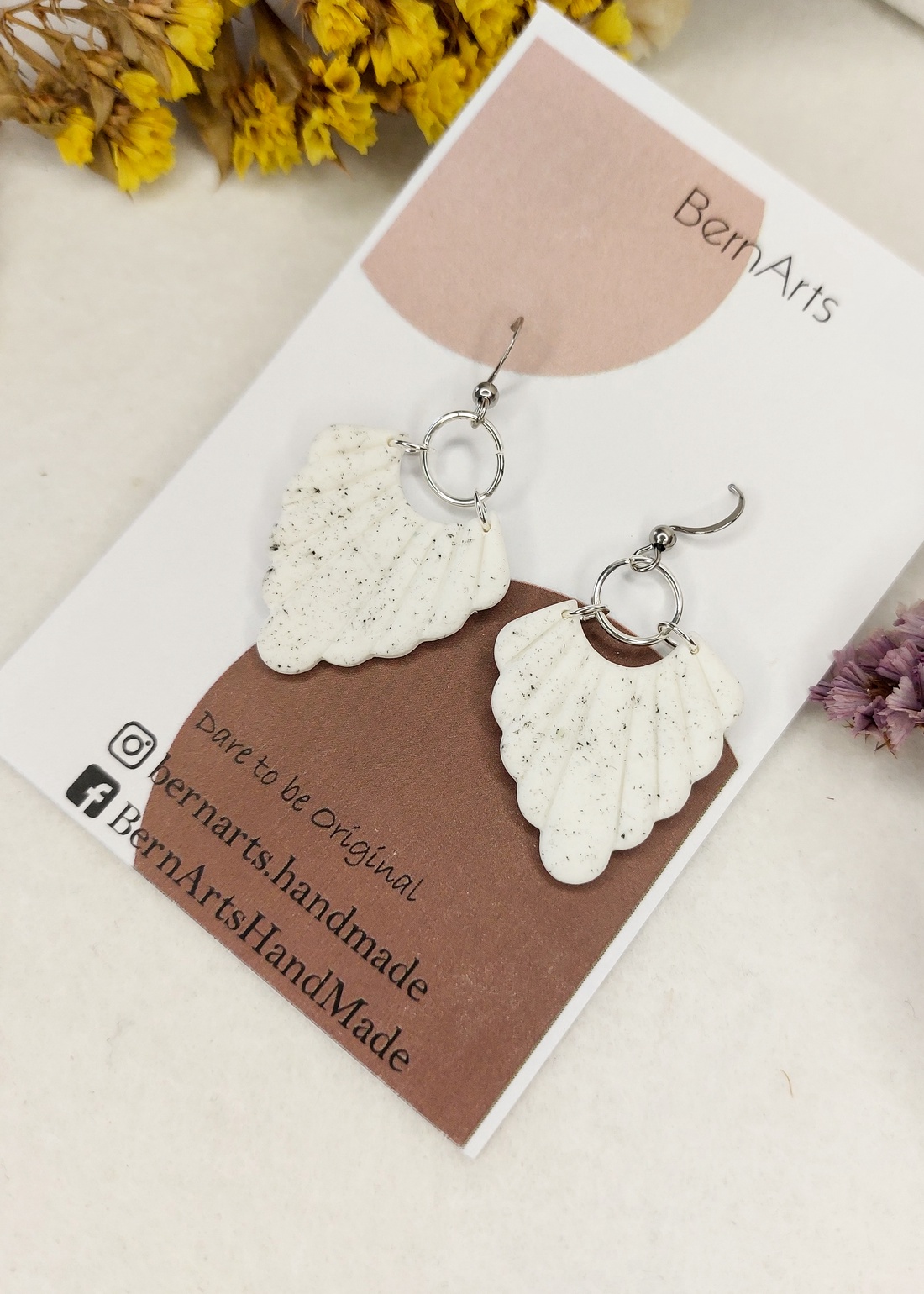 Cercei Albi cu accente Negre - Design Minimalist - bijuterii - cercei - cercei lungi - Artynos.ro