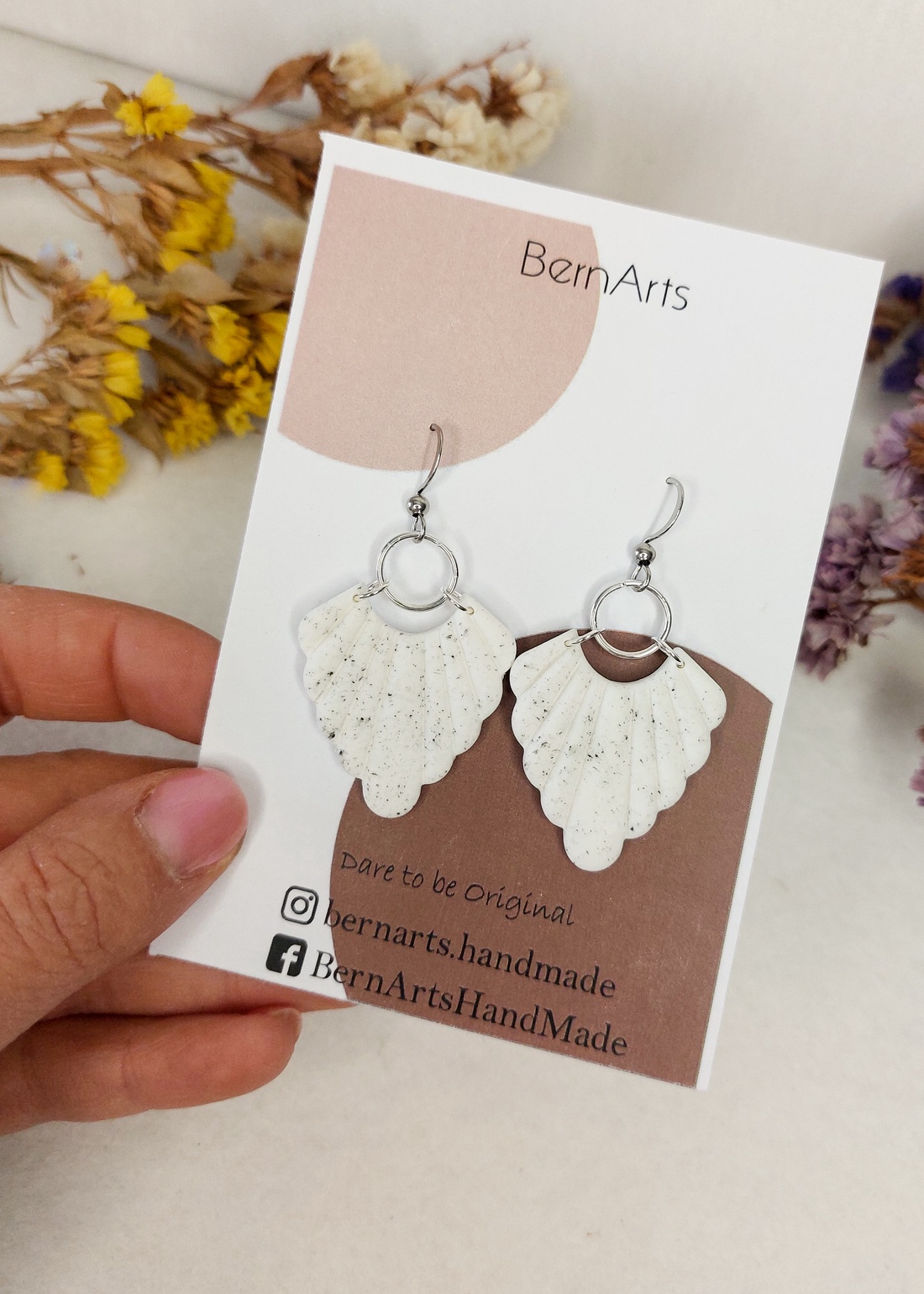 Cercei Albi cu accente Negre - Design Minimalist - bijuterii - cercei - cercei lungi - Artynos.ro