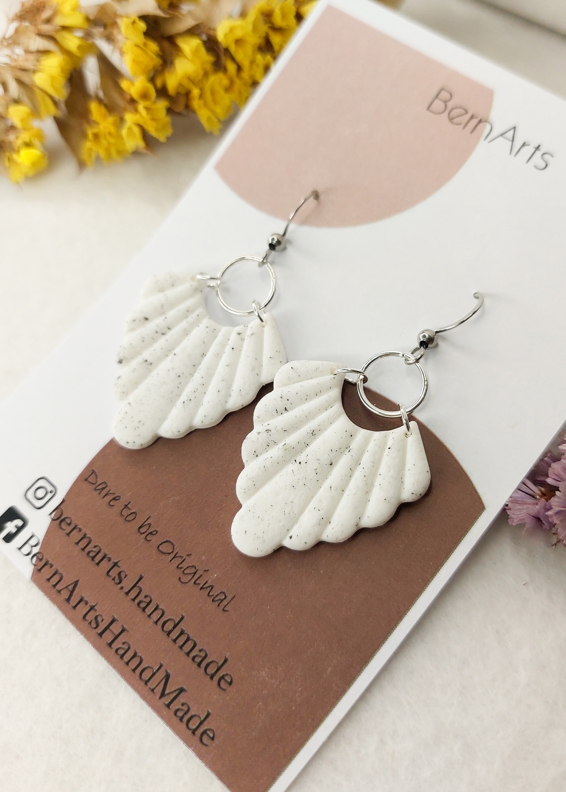 Cercei Albi cu accente Negre - Design Minimalist - bijuterii - cercei - cercei lungi - Artynos.ro