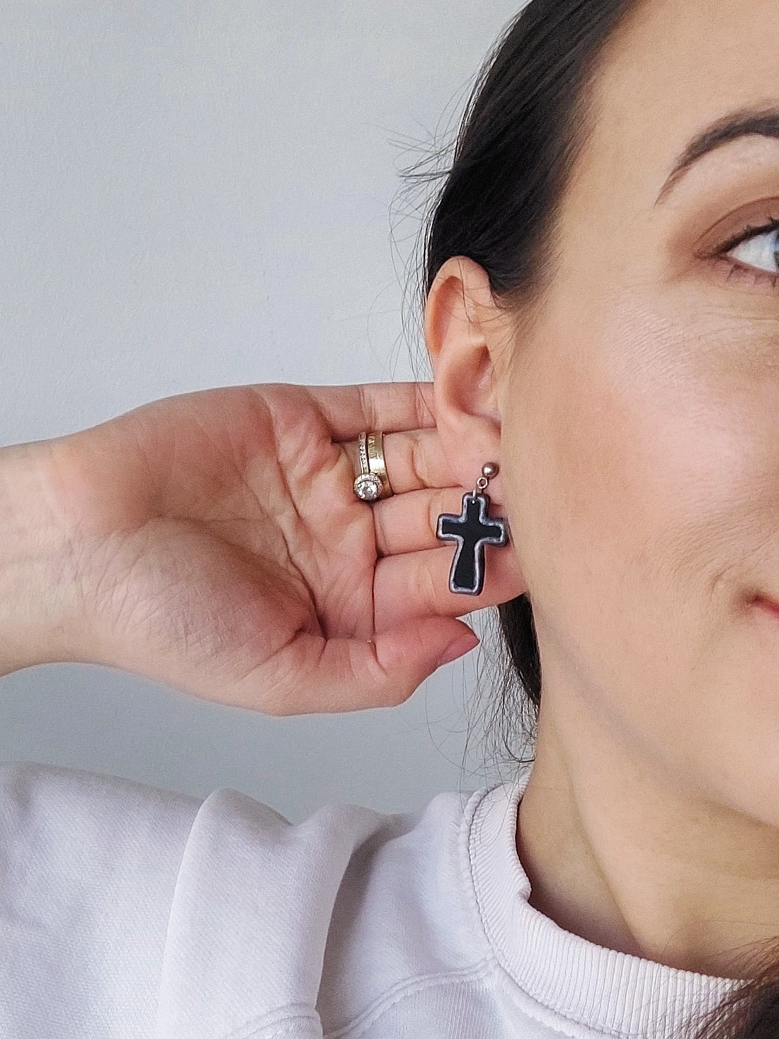 Cercei Cruce Negri Mici - bijuterii - cercei - cercei cu figurine - Artynos.ro