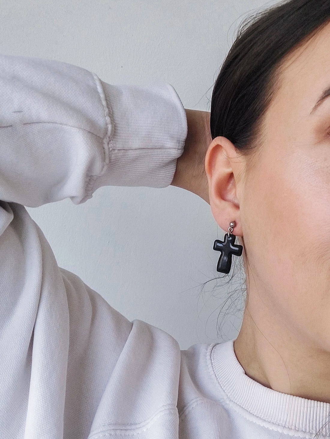 Cercei Cruce Negri Mici - bijuterii - cercei - cercei cu figurine - Artynos.ro