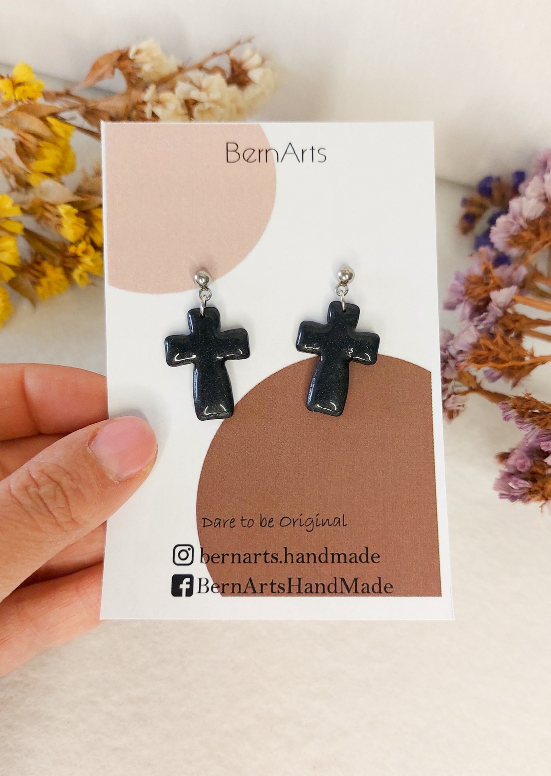 Cercei Cruce Negri Mici - bijuterii - cercei - cercei cu figurine - Artynos.ro