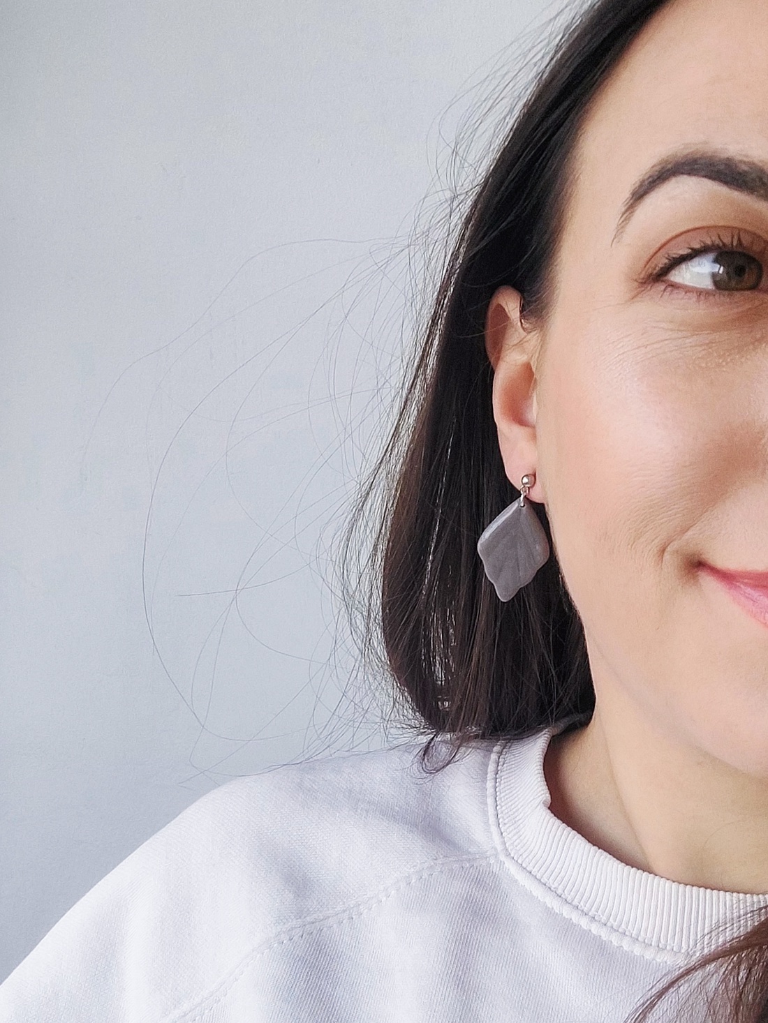 Cercei Gri Minimalisti - Design Simplu - Pentru zi de zi - bijuterii - cercei - cercei lungi - Artynos.ro