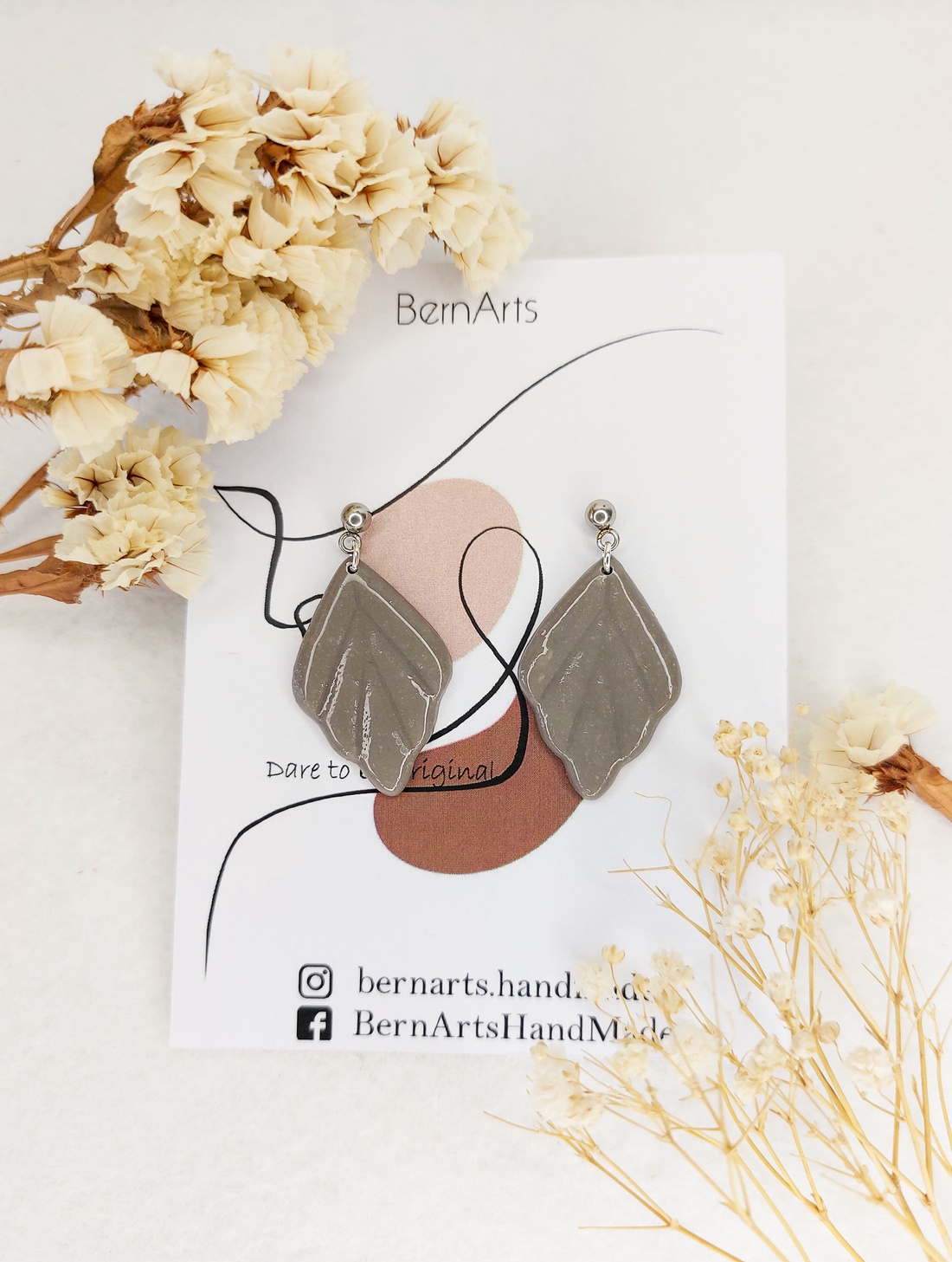 Cercei Gri Minimalisti - Design Simplu - Pentru zi de zi - bijuterii - cercei - cercei lungi - Artynos.ro