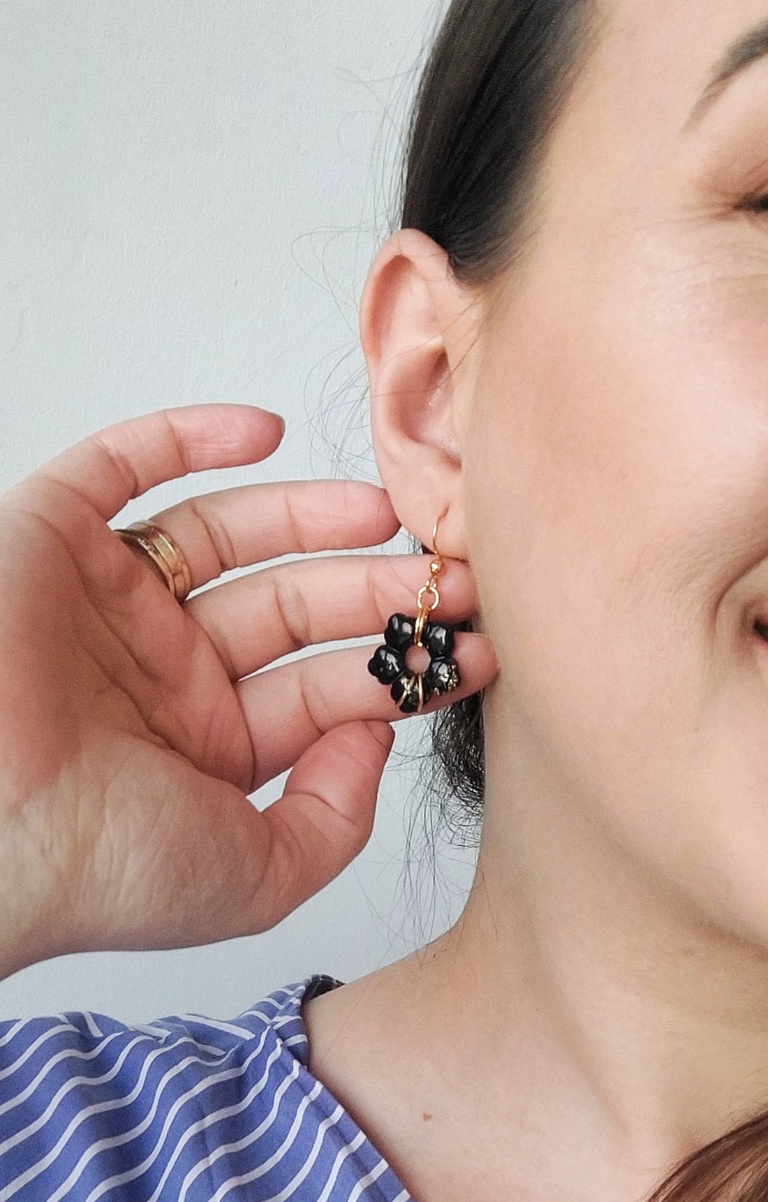 Cercei Mici Floare Negru-Auriu - bijuterii - cercei - cercei cu figurine - Artynos.ro