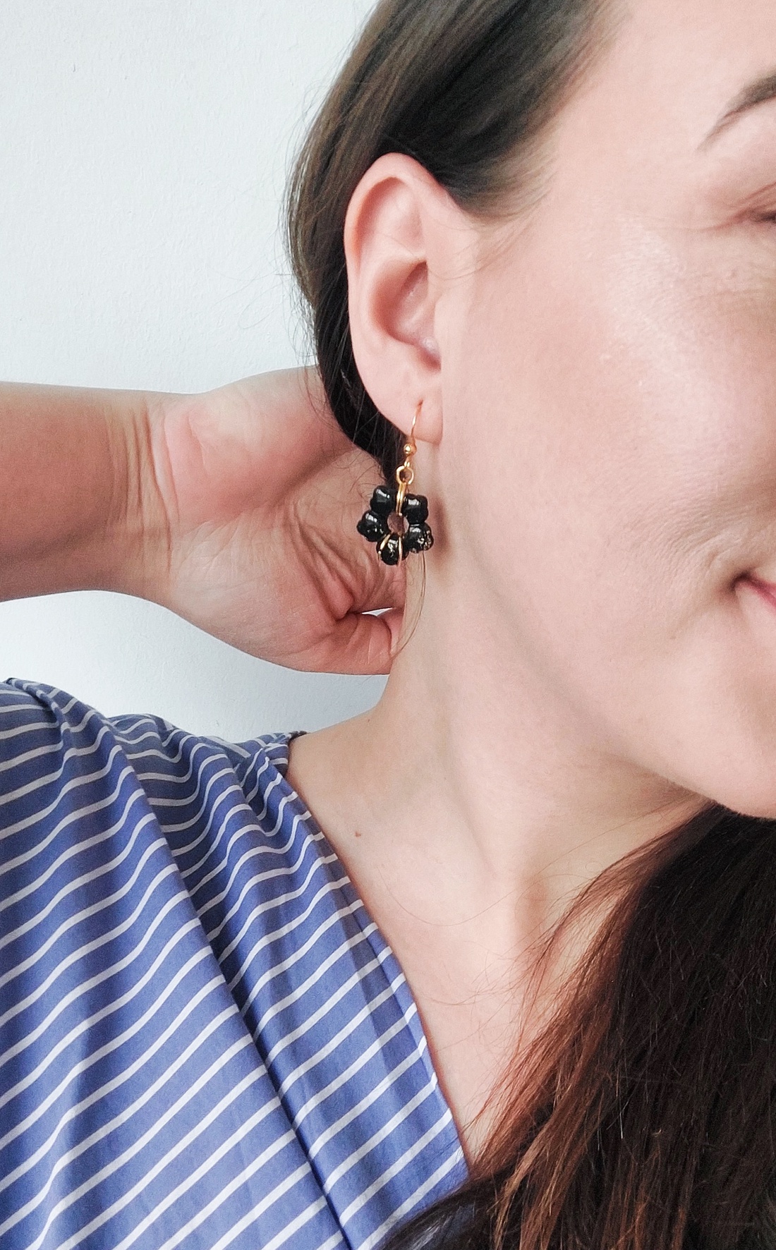 Cercei Mici Floare Negru-Auriu - bijuterii - cercei - cercei cu figurine - Artynos.ro
