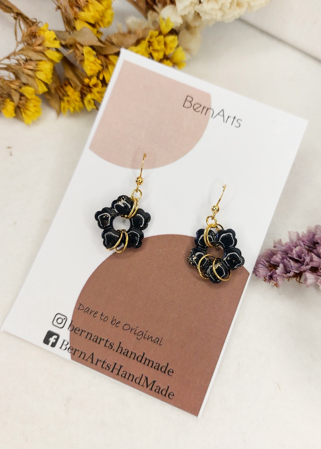 Cercei Mici Floare Negru-Auriu - bijuterii - cercei - cercei cu figurine - Artynos.ro