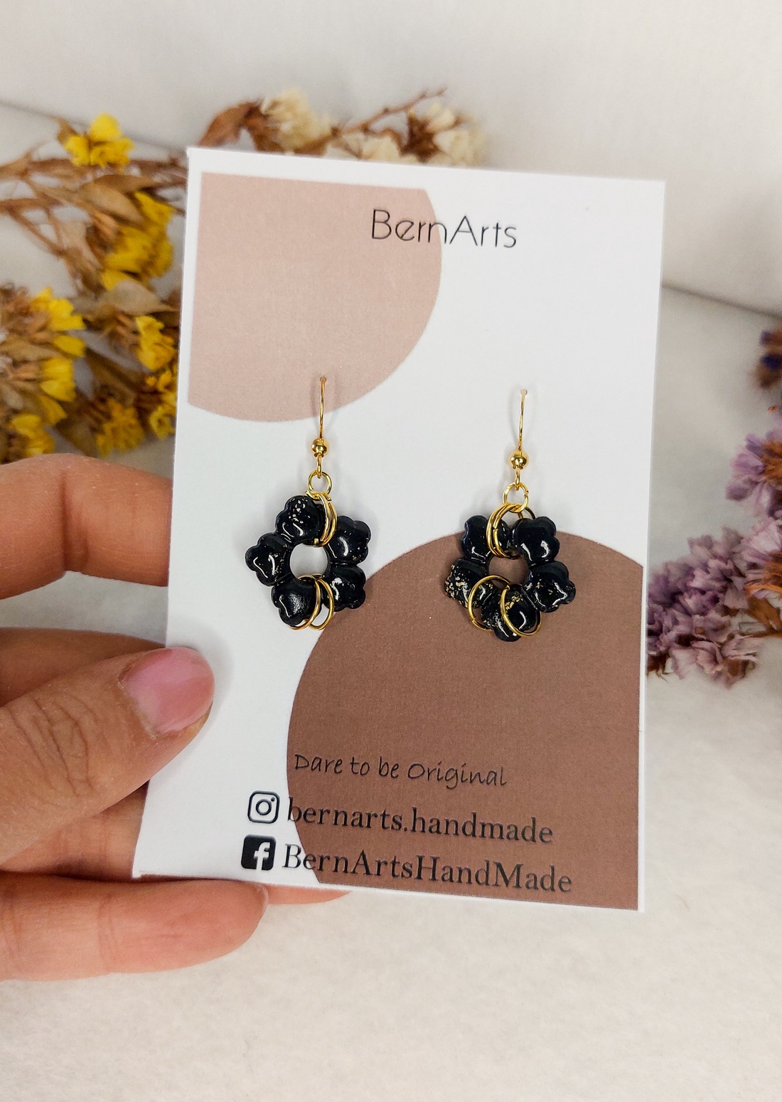 Cercei Mici Floare Negru-Auriu - bijuterii - cercei - cercei cu figurine - Artynos.ro