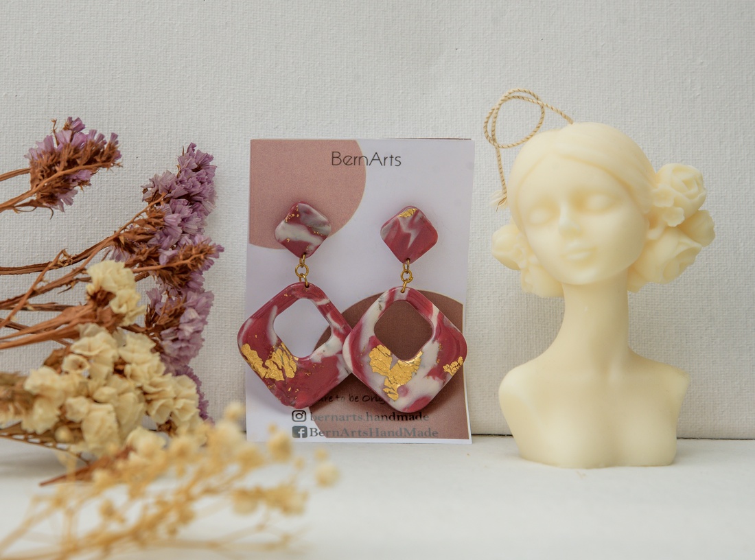 Cercei Dama Eleganti Deosebiți Statement Bordo ( Burgundy) cu Tonuri Mov Accente Aurii, Design Modern Hipoalergenic - bijuterii - cercei - cercei din rășină - Artynos.ro