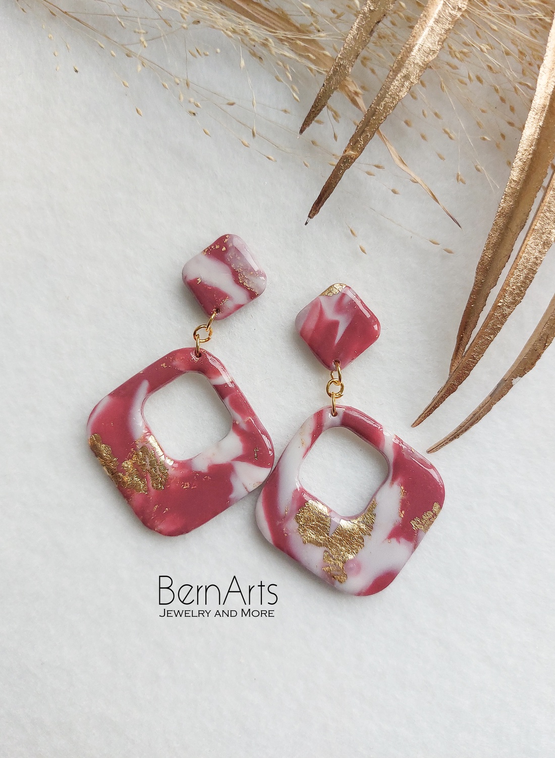 Cercei Dama Eleganti Deosebiți Statement Bordo ( Burgundy) cu Tonuri Mov Accente Aurii, Design Modern Hipoalergenic - bijuterii - cercei - cercei din rășină - Artynos.ro