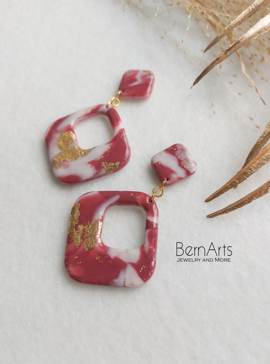 Cercei Dama Eleganti Deosebiți Statement Bordo ( Burgundy) cu Tonuri Mov Accente Aurii, Design Modern Hipoalergenic - bijuterii - cercei - cercei din rășină - Artynos.ro