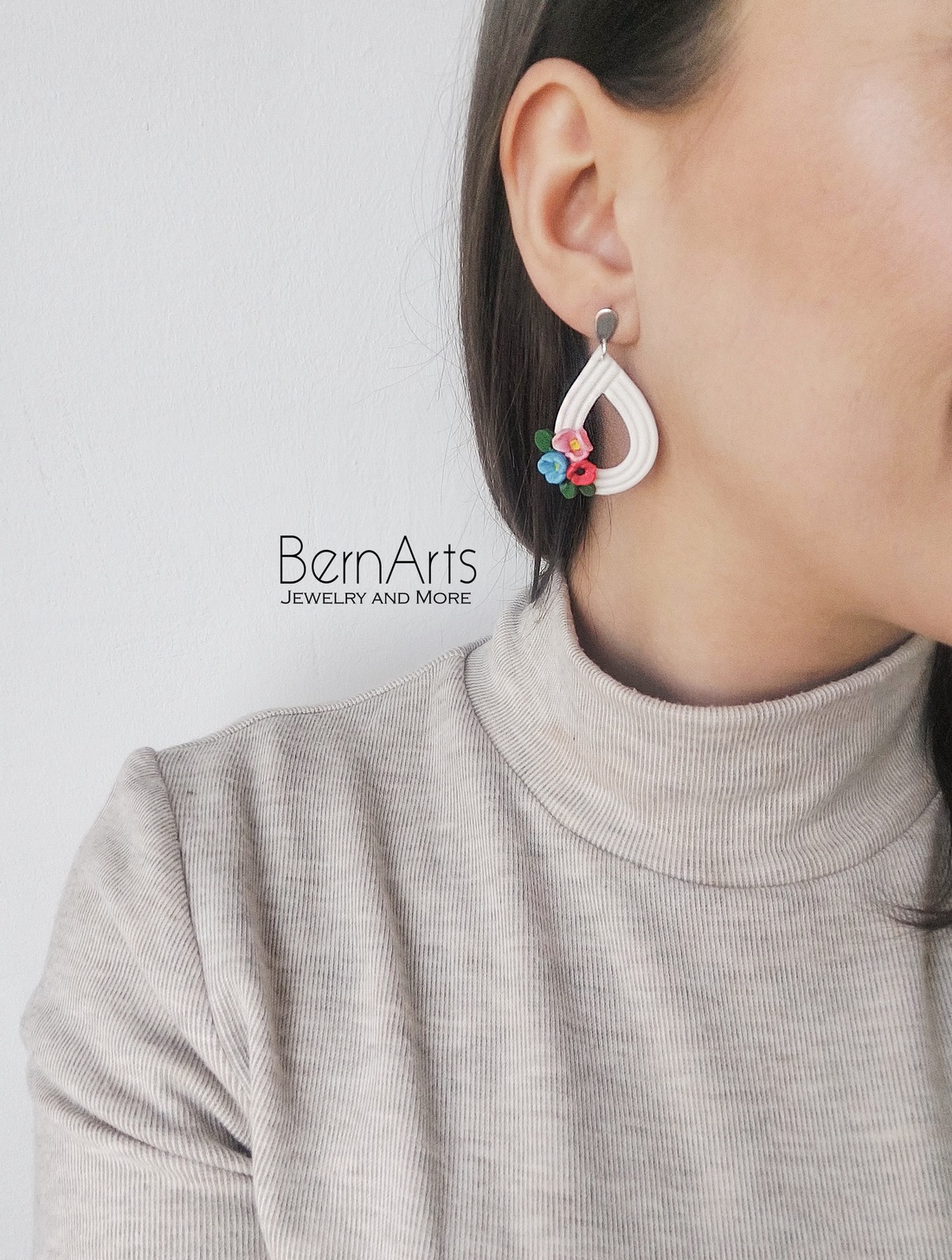 Cercei Albi Handmade Floricele Primăvară - bijuterii - cercei - cercei cu figurine - Artynos.ro