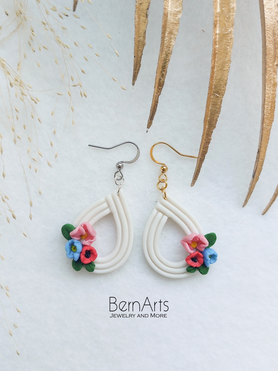 Cercei Albi Handmade Floricele Primăvară - bijuterii - cercei - cercei cu figurine - Artynos.ro