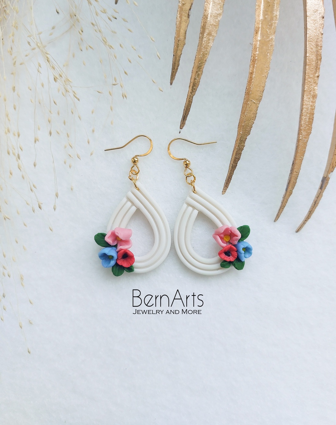 Cercei Albi Handmade Floricele Primăvară - bijuterii - cercei - cercei cu figurine - Artynos.ro