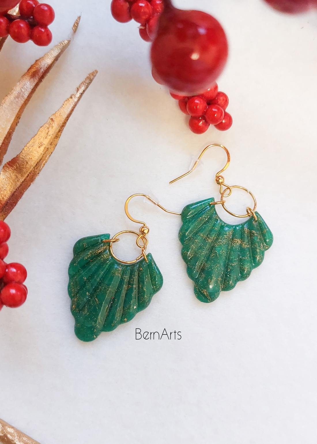 Cercei Dama Verde-Auriu Elegant Handmade - Formă arabesc + Formă Scoică - bijuterii - cercei - cercei lungi - Artynos.ro